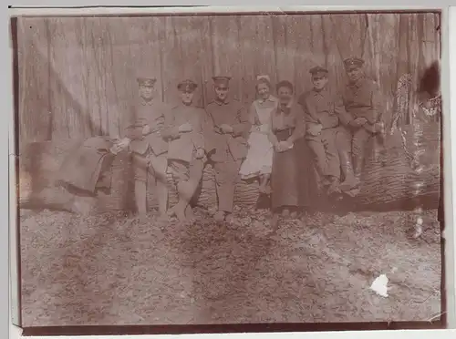 (F16628) Orig. Foto Soldaten m. Frauen im Wald >Laubkommando< 1914-18