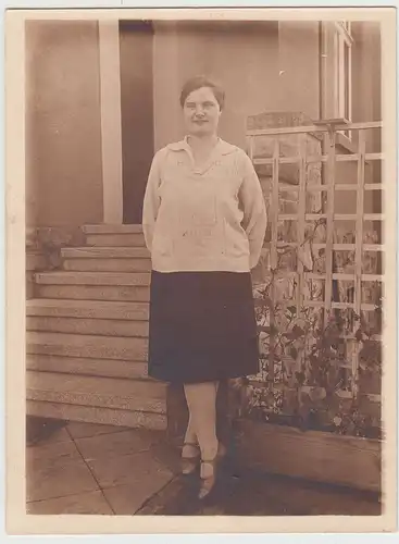 (F16627) Orig. Foto Frau am Hauseingang 1920er
