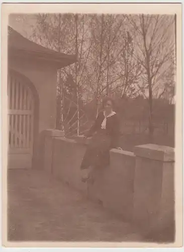 (F16626) Orig. Foto junge Frau sitzt auf einer Mauer 1920er