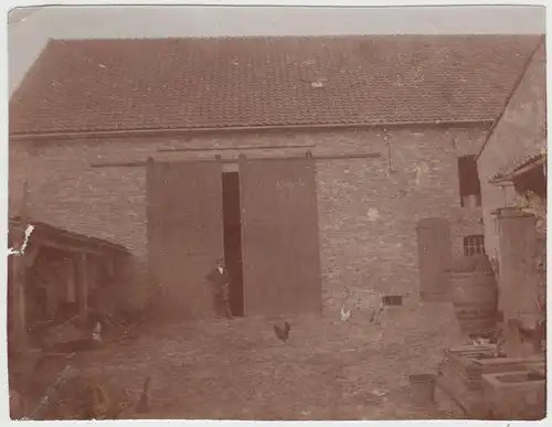(F16624) Orig. Foto Bauernhof, Mann an Scheune 1920er