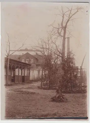 (F16623) Orig. Foto Ortschaft unbekannt, Wartehäuschen, Fabrik 1920er