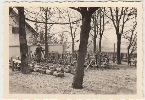 (F1662) Orig. Foto 2.WK vorbereitete Marschausrüstung, 1940er