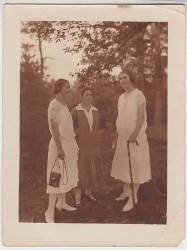 (F16617) Orig. Foto Frauen stehen in der Natur, Spaziergang 1920er