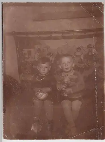 (F16616) Orig. Foto kleine Jungs auf Sofa vor Wandteppich 1920er