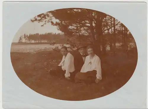 (F16615) Orig. Foto Personen auf Wiese am Waldrand 1926