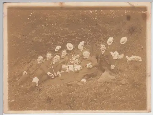 (F16613) Orig. Foto Männer machen Rast, Wanderer 1920er