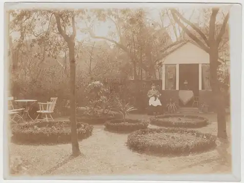(F16609) Orig. Foto Frau im Garten, Gartenhäuschen 1920er