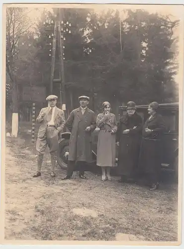 (F16606) Orig. Foto Personen am Automobil 5km von Wendisch Buchholz 1920er