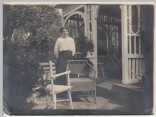 (F16605) Orig. Foto junge Frau an der Veranda, Gartenhäuschen 1920er