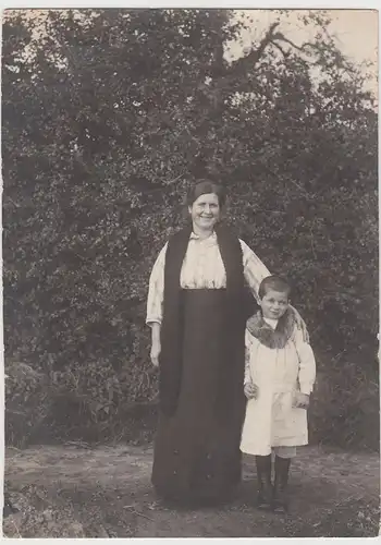 (F16604) Orig. Foto Frau und Junge im Freien, Junge mit Pelzkragen 1920er