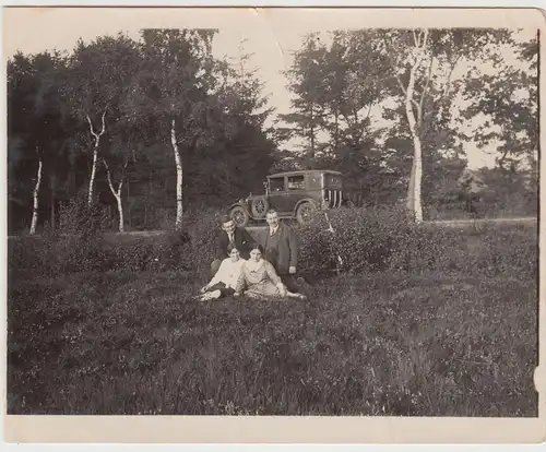 (F16599) Orig. Foto Unterwegs mit Automobil, Personen machen Rast 1920er