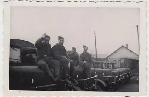 (F1659) Orig. Foto Luftwaffe-Soldaten sitzen auf LKWs, 1940er