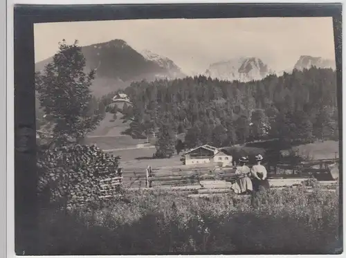 (F16587) Orig. Foto Berge, Alm, Damen sitzen auf Baumstämme 1920er