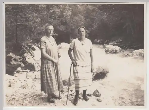 (F16580) Orig. Foto Frauen, Wanderer unterwegs mit Gehstock 1920er