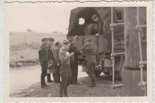 (F1658) Orig. Foto Wehrmacht-Soldaten am LKW, Essenausgabe, 1940er