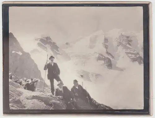 (F16578) Orig. Foto Personen, Wanderer mit Weinflaschen im Gebirge 1920er