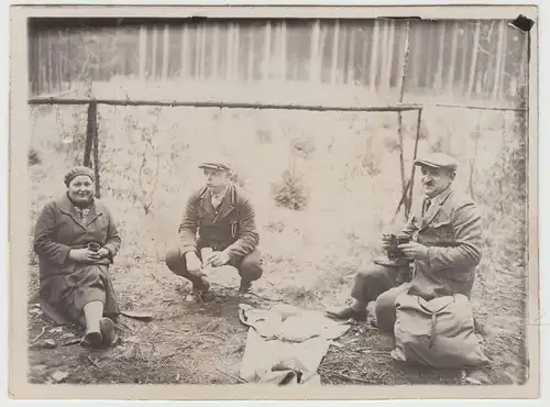 (F16570) Orig. Foto Spaziergang, Personen machen Rast am Waldrand 1930er