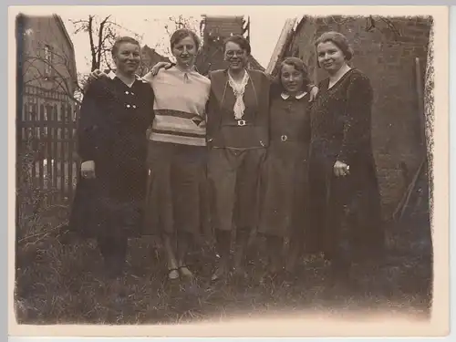 (F16566) Orig. Foto Frauen, Gruppenbild im Garten 1920er