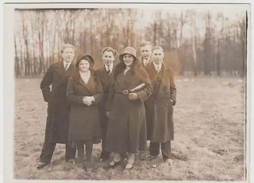 (F16565) Orig. Foto Personen im Freien, Spaziergang 1920er