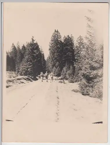 (F16559) Orig. Foto Wanderer mit Rucksack auf Straße 1920er