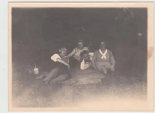 (F16554) Orig. Foto Personen auf Liegedecke im Wald, Rast 1920er