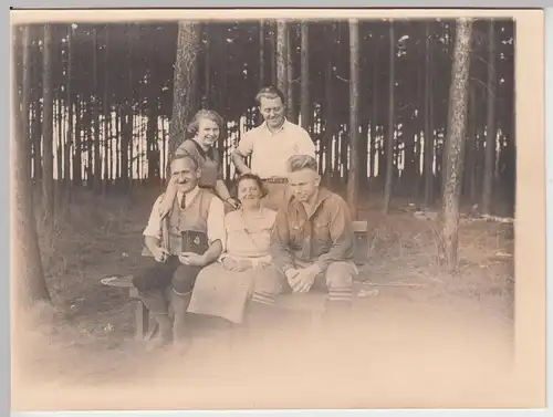 (F16553) Orig. Foto Personen auf Bank im Wald, Rast 1920er