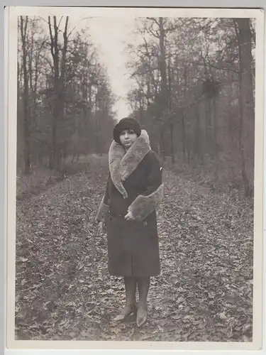 (F16548) Orig. Foto Frau m. Pelzkragen, Spaziergang im Wald 1929