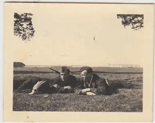 (F1654) Orig. Foto Wehrmacht-Soldaten liegen auf Wiese, 1940er