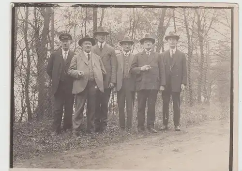 (F16538) Orig. Foto Herren stehen an einem Stacheldrahtzaun 1920er
