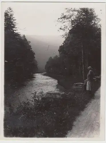 (F16526) Orig. Foto Frau steht am Ufer eines Flusses 1920er