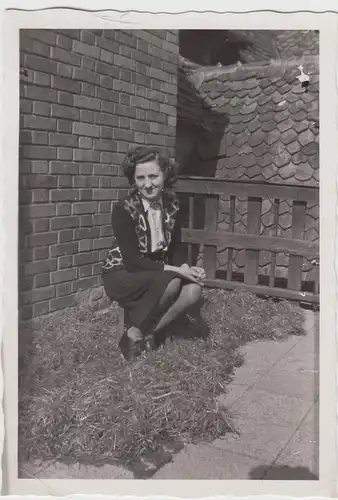 (F16521) Orig. Foto Frau hockt am Haus 1950