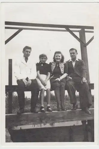 (F16519) Orig. Foto Personen sitzen auf kleinem Stauwehr 1940er