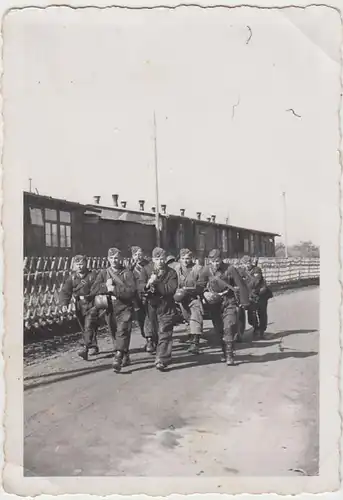 (F1652) Orig. Foto 2.WK Soldaten ziehen einen Anhänger, 1940er