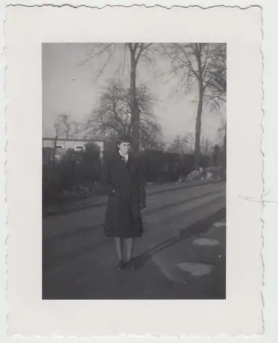 (F16514) Orig. Foto Frau im Freien, Spaziergang 1944