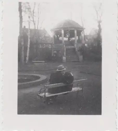 (F16512) Orig. Foto Paar auf Parkbank, Park m. Pavillon (Nürnberg?) 1944