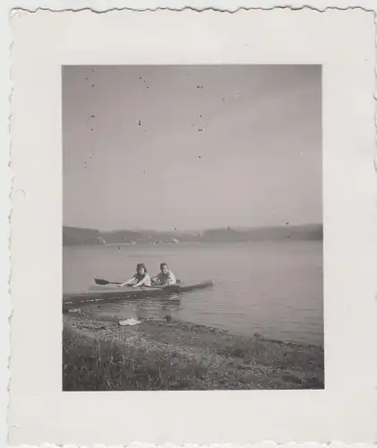 (F16511) Orig. Foto Paar im Paddelboot am Ufer 1944