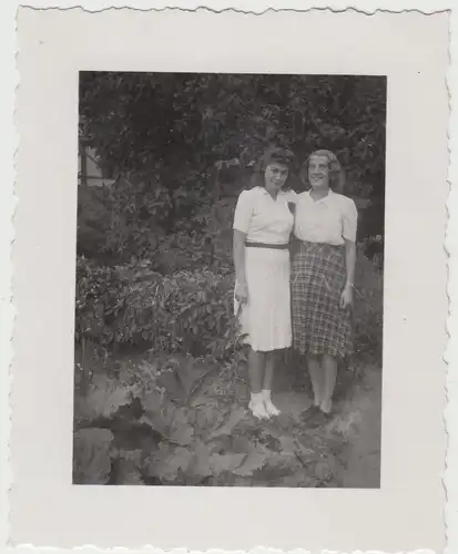 (F16508) Orig. Foto junge Frauen stehen im Garten 1944