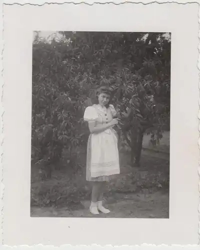 (F16507) Orig. Foto junge Frau steht im Garten 1944