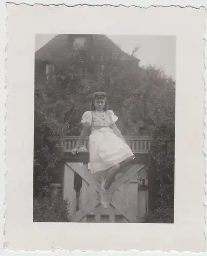 (F16506) Orig. Foto junge Frau sitzt auf Gartentor 1944
