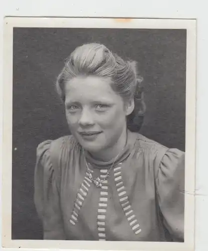 (F16505) Orig. Foto Porträt junge Frau 1944