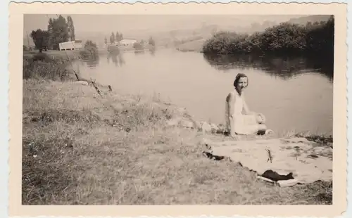(F16503) Orig. Foto Frau am Fluss, Badedecke 1944