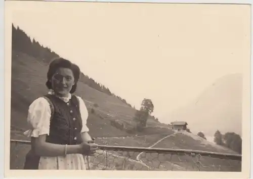 (F16500) Orig. Foto junge Frau am Geländer, Tummersbach o. Thumersbach 1944