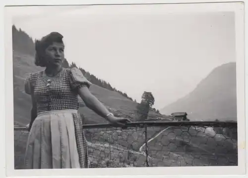 (F16497) Orig. Foto junge Frau am Geländer, Tummersbach o. Thumersbach 1944