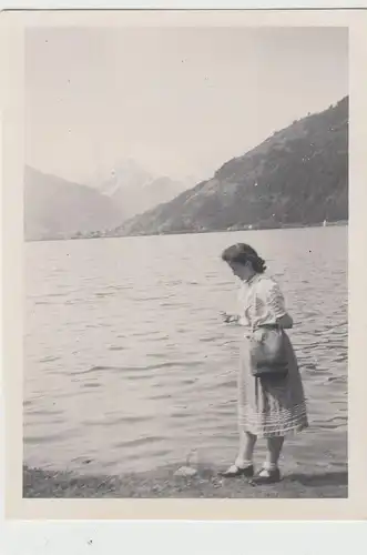 (F16494) Orig. Foto Tummersbach, Frau am Ufer des Sees 1944