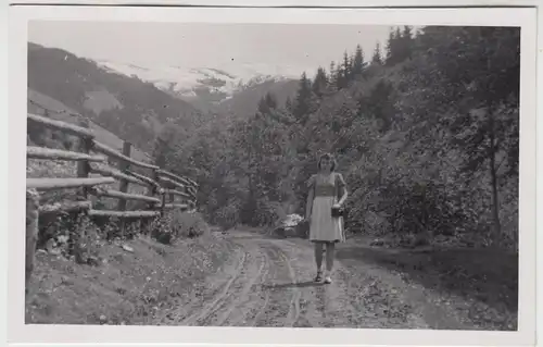 (F16491) Orig. Foto Tummersbach, Frau spaziert 1944