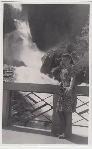 (F16488) Orig. Foto Bad Gastein, junge Frau am Wasserfall 1944