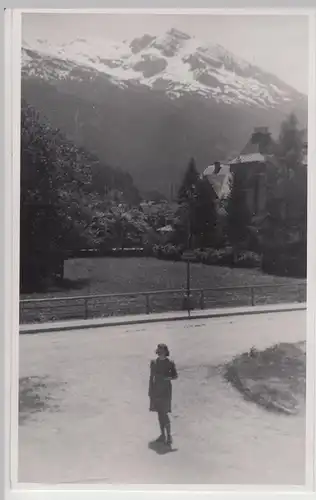 (F16486) Orig. Foto Bad Gastein, Frau auf der Straße 1944