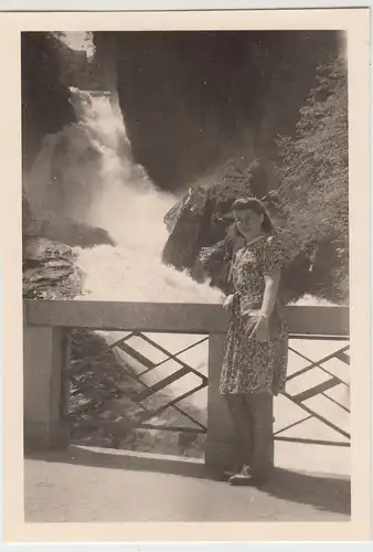 (F16482) Orig. Foto Bad Gastein, junge Frau am Wasserfall 1944