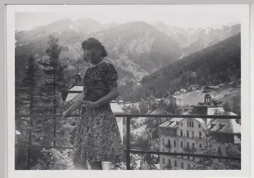 (F16481) Orig. Foto Bad Gastein, junge Frau spaziert 1944