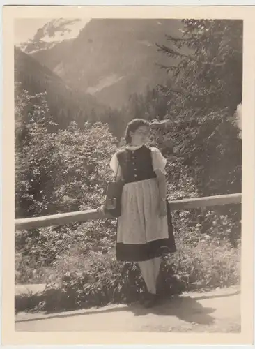 (F16480) Orig. Foto Bad Gastein, junge Frau spaziert 1944
